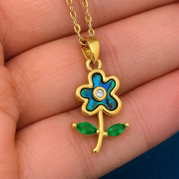 🆕️18K Gold Plated Dainty Flower Necklace 🌿 Abalone Shell 🌟 Sparkling Zirconia - Picture 9 of 11
